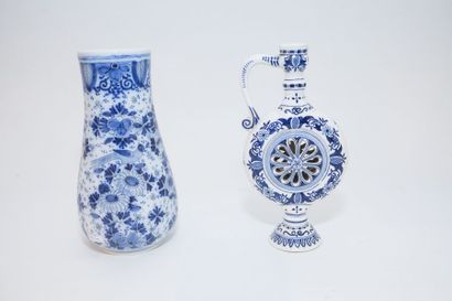 DELFT Deux vases dont un pichet dit pot trompeur, décors en camaïeu bleu, XXe, faïence...