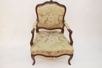 null Fauteuil à la reine d'époque Louis XV, mi-XVIIIe, noyer ciré mouluré et sculpté,...