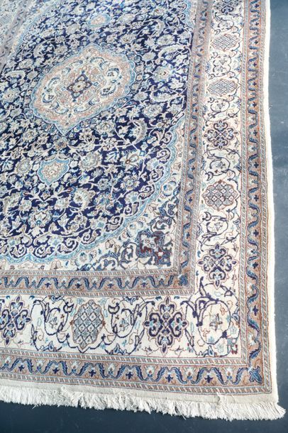 null Tapis persan de style Isfahan à motifs floraux sur champ ivoire, 310x198 cm...