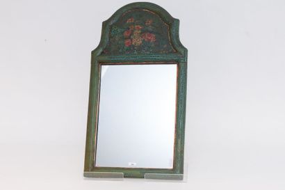 null Petit miroir, XXe, bois laqué à décor floral, 62,5x34 cm [altérations].