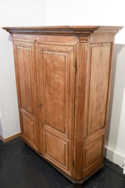 null Petite armoire Louis XVI ouvrant par deux vantaux, XVIII-XIXe, chêne ciré mouluré,...