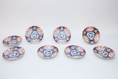 CHINE Suite de huit assiettes chantournées à décor Imari, dynastie Qing / XIXe, porcelaine,...