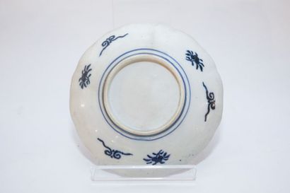 CHINE Suite de huit assiettes chantournées à décor Imari, dynastie Qing / XIXe, porcelaine,...