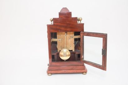 null Pendule de cheminée à carillon, mi-XIXe, placage d'acajou à marqueterie de laiton,...