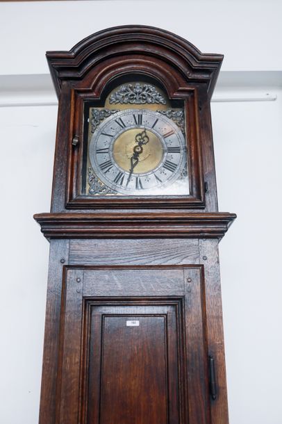 null Horloge de parquet, XIXe, chêne patiné mouluré, cadran signé [BENOIT - A NAMUR],...