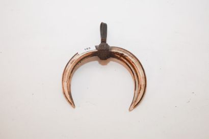 ART TRIBAL Amulette, XXe, dents de léopard et cuir à patine d'usage, l. 11,5 cm.