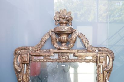 null Grand miroir d'époque Louis XVI, fin XVIIIe, bois stuqué et doré, 179x78 cm...