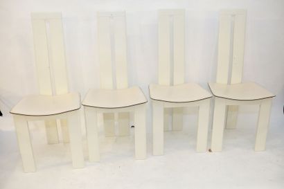 null Suite de quatre chaises Design, circa 1980, bois laqué, assises gainées de cuir,...