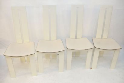 null Suite de quatre chaises Design, circa 1980, bois laqué, assises gainées de cuir,...