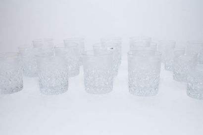 null Partie de service à pointes-de-diamant, XXe, verre, trente-six pièces.