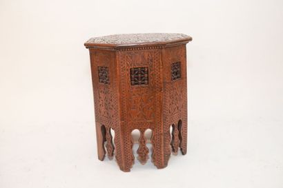 PROCHE-ORIENT Table à thé octogonale, XXe, bois sculpté et moucharabieh, 51x42x42...