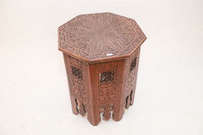 PROCHE-ORIENT Table à thé octogonale, XXe, bois sculpté et moucharabieh, 51x42x42...