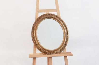 null Miroir ovale, fin XIXe, bois stuqué et doré, 59,5x51,5 cm [altérations, petits...