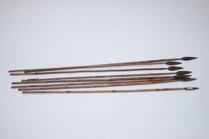 ART TRIBAL Suite de huit flèches, XXe, fer forgé et bambou, l. 79 cm env. [oxyda...