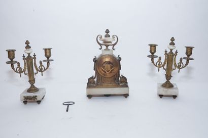 null Garniture de cheminée de style Louis XVI, fin XIXe, bronze doré et marbre, cadran...