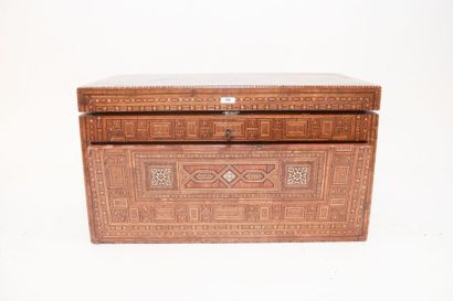 PROCHE-ORIENT Cabinet de voyage, abattant découvrant des casiers, fin XIXe, bois...