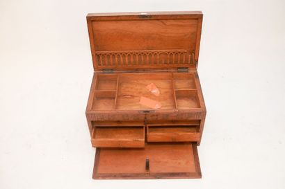 PROCHE-ORIENT Cabinet de voyage, abattant découvrant des casiers, fin XIXe, bois...