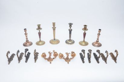 null Lot d'objets en bronze et en laiton, XIXe, dix-sept pièces (six flambeaux dont...