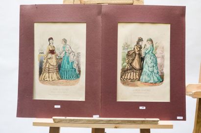 PARIS "La Mode illustrée", XIXe, paire de lithographies rehaussées montées sur carton,...