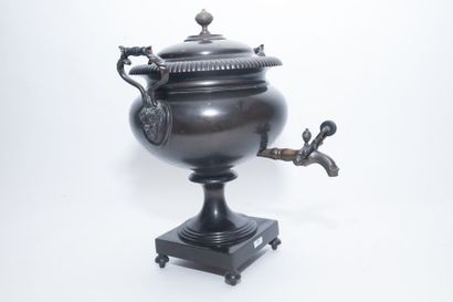 null Samovar néoclassique, XIXe, métal patiné, h. 39 cm [légères altérations].