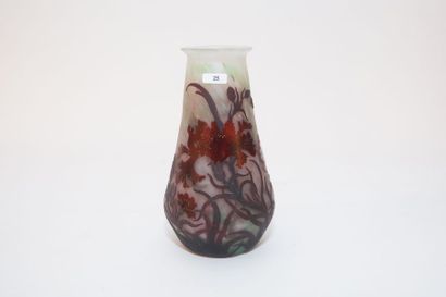 null Vase piriforme de style Art nouveau, XXe, verre multicouche gravé en camée,...