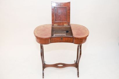 null Table de toilette de forme rognon, plateau brisé en trois parties, celle du...