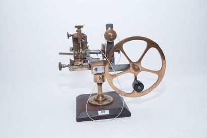 null Tour d'horloger, XIXe, laiton et acier, socle en bois patiné, h. 22 cm [usures...