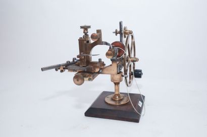 null Tour d'horloger, XIXe, laiton et acier, socle en bois patiné, h. 22 cm [usures...