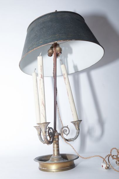 null Lampe dite bouillotte de style Louis XVI montée à l'électricité, fin XIXe, bronze,...
