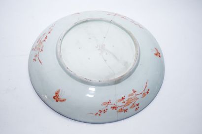 JAPON - ARITA Grand plat creux à décor naturaliste d'émaux polychromes dits de la...