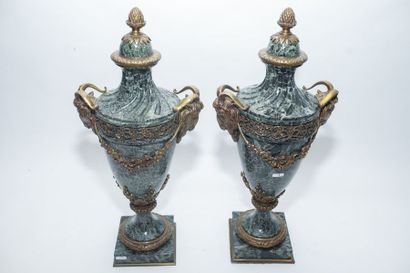 null Paire de cassolettes de style Louis XVI à têtes de bélier et festons, fin XIXe,...