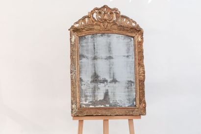 null Miroir d'époque Régence, début XVIIIe, bois stuqué et doré, 96x63,5 cm [altérations...