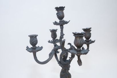null Paire de candélabres de style Louis XV à cinq feux, fin XIXe, bronze, h. 51,5...