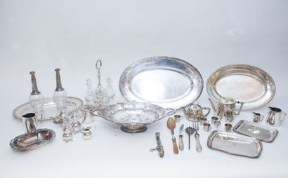 null Lot d'argenterie, XIX-XXe, métal argenté et argent, poinçons (plats ovales,...