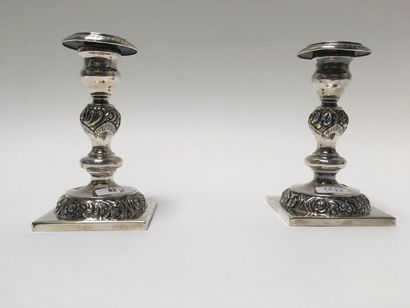 ODESSA Paire de petits flambeaux, 1867, argent ciselé, poinçons, h. 23,5 cm, 259...