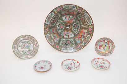 CHINE CANTON, bassin, assiette et coupelle, décors d'émaux polychromes dits de la...