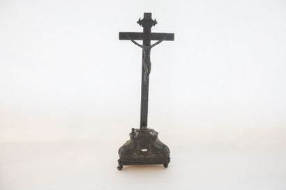 null Crucifix Baroque, travail ancien, métal argenté repoussé et ciselé sur âme de...