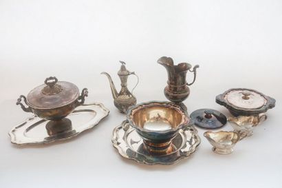 null Lot d'objets en métal argenté (dont Wiskemann), quatorze pièces (aiguière, paires...