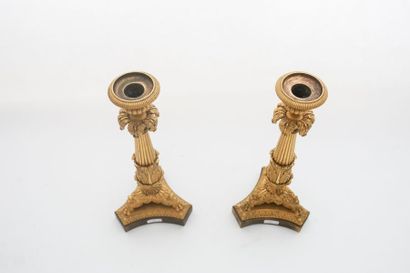 null Paire de flambeaux tripodes d'époque Restauration, début XIXe, bronze ciselé,...