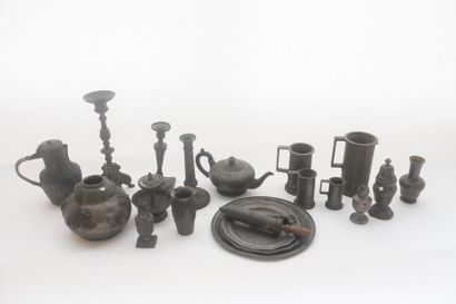 null Lot d'objets anciens principalement en étain, vingt-quatre pièces (vases, théière,...