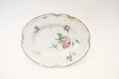 France Plat ovale d'époque Rocaille à décor polychrome d'un jeté de fleurs au naturel,...