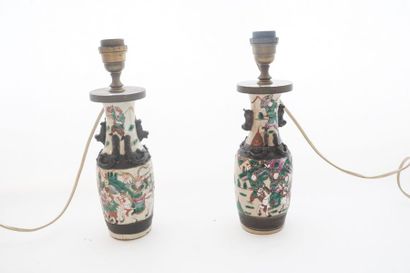 CHINE - Nankin Paire de petits vases montés en lampe, décor de guerriers en émaux...