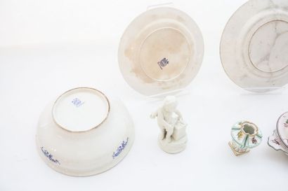 null Lot de céramiques, XIX-XXe, neuf pièces (écuelle, Amour, petit vase dans le...