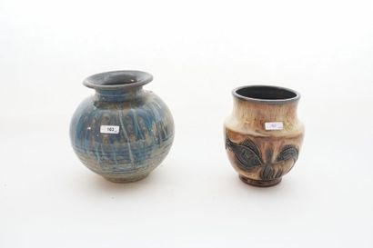 GUÉRIN Roger (1896-1954) Deux vases, le second à décor de poissons incisés, XXe,...