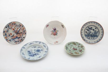 null Cinq assiettes européennes et chinoises, XVIII-XIXe, porcelaine et faïence,...
