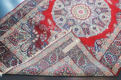 null Tapis persan de style Kerman à médaillon et motifs floraux polychromes sur champ...