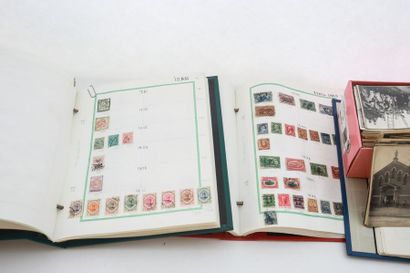 null Collections de cartes postales et de timbres-poste (tous pays) dans trois a...