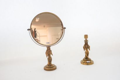 null Miroir de table et son flambeau, fûts en angelot, XXe, métal doré, h. 35,5 cm...