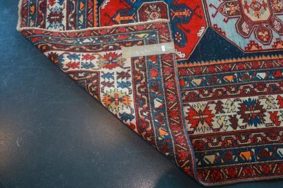 null Petit tapis caucasien de style Kazak à motifs géométriques polychromes, 190x133...