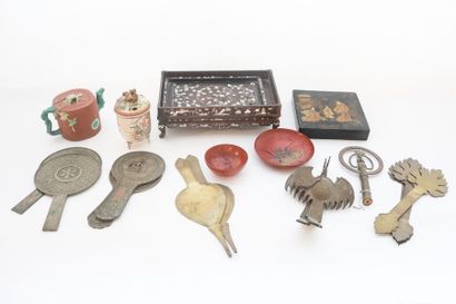 EXTRÊME-ORIENT Lot d'objets, fin XIXe - XXe, cinq pièces (plateau tonkinois et son...